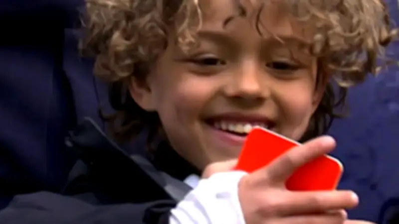 Herzerwärmender Moment: HSV-Knirps freut sich über Gelb-Rote Karte von Schiedsrichter Aytekin