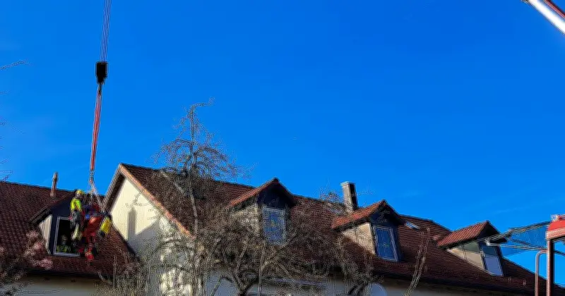 Höhenrettung in Unterschleißheim: Münchner Feuerwehr mit Spezialgerät im Einsatz