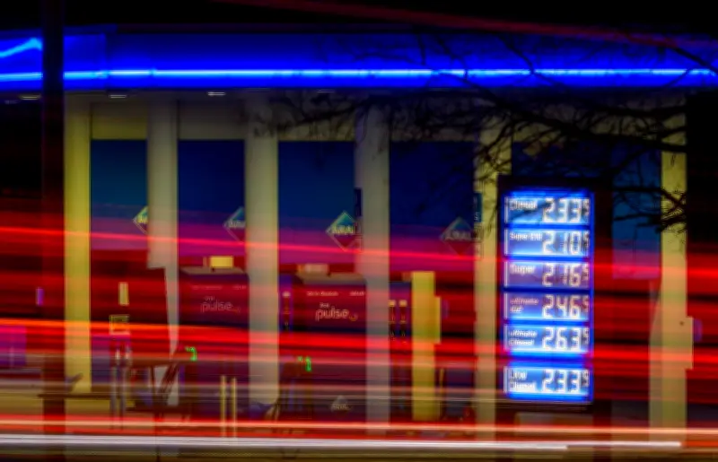 High Noon an der Tankstelle: Preissprung nur einmal täglich um 12 Uhr in Kraft