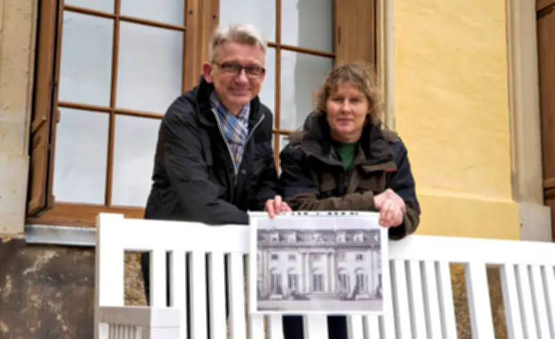 Historische Parkbänke kehren nach Schloss Mosigkau zurück: Ein Foto aus den 1920ern als Vorbild