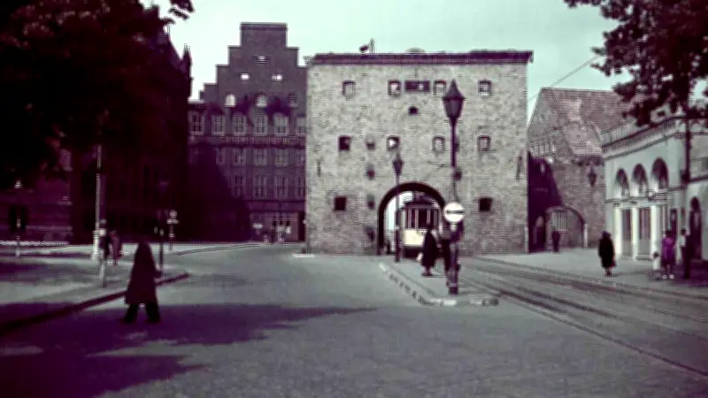 Historische Verkehrsführung: Straßenbahn durchquerte 1942 das Rostocker Steintor