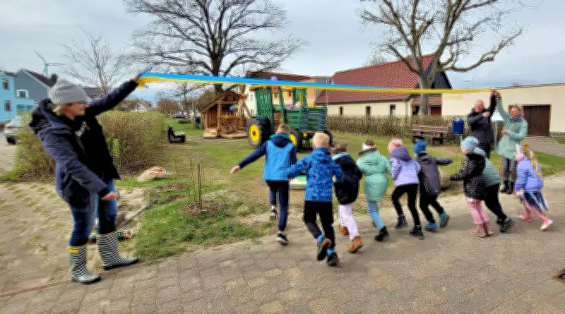 Historischer Spielplatz in Rödgen eröffnet: Holzspielgeräte erinnern an Dorfleben