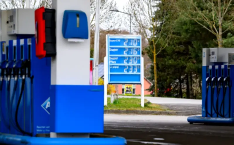 Hohe Spritpreise in Brandenburg: Wo Verbrenner-Autos besonders belastet sind