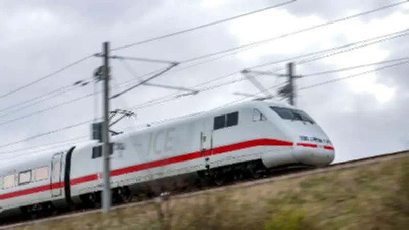 Hohe Spritpreise zwingen zu Maßnahmen: Bahntickets und Pendlerpauschale im Fokus