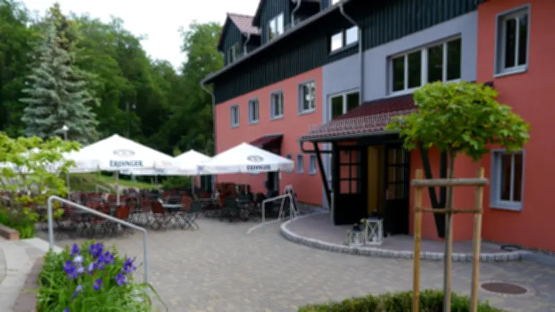 HolidayCheck-Award: Berghotel Rosstrappe im Harz feiert zehnten Gold-Award