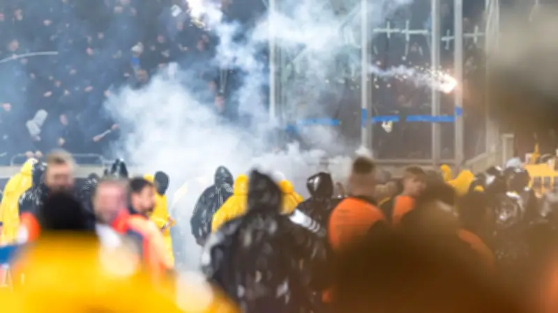 Hooligan-Skandal in Dresden: Hertha-Chaoten zerstörten Trennwand mit Spezial-Hammer