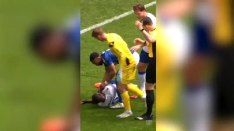 Horror-Unfall bei Schalke: KSC-Verteidiger Ambrosius nach Zusammenstoß bewusstlos