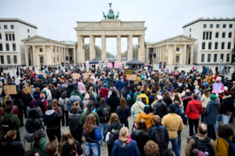 Hunderte demonstrieren in Berlin gegen sexualisierte Gewalt und fordern Reformen