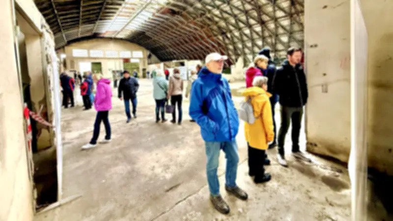 Hunderte Dessauer erkunden Junkers-Rundbogenhalle: Zukunftsvisionen und Umzugsdebatten