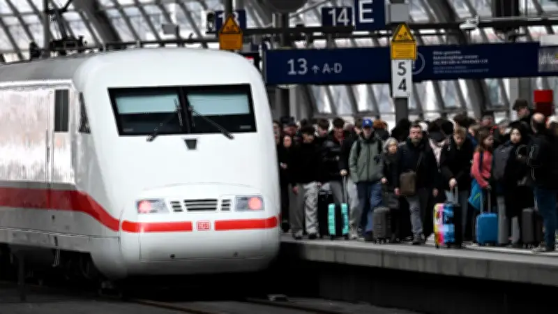 ICE-Passagiere ohne Sitzplatzreservierung bei Überbuchung aus Zug verwiesen