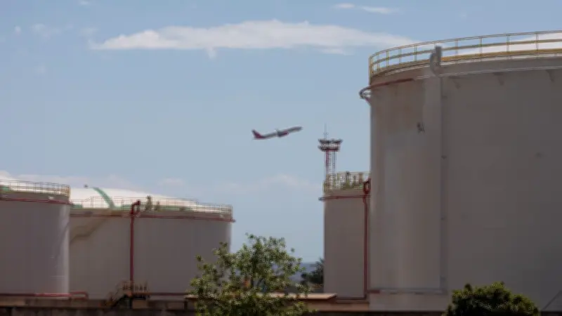 IEA warnt: Europa drohen Flugausfälle - Treibstoffvorräte reichen nur noch sechs Wochen