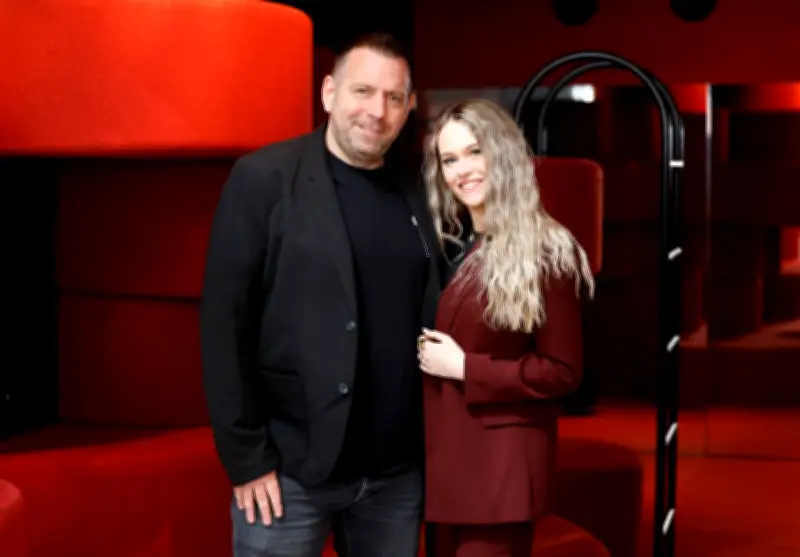 Ikke Hüftgold verlobt sich nach drei Anläufen in Paris mit Nina Reh