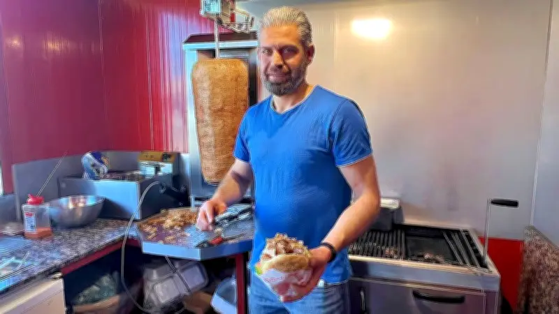 Imbiss in Bobbau lockt mit Döner-Schnäppchen: Lange Schlangen an der B184