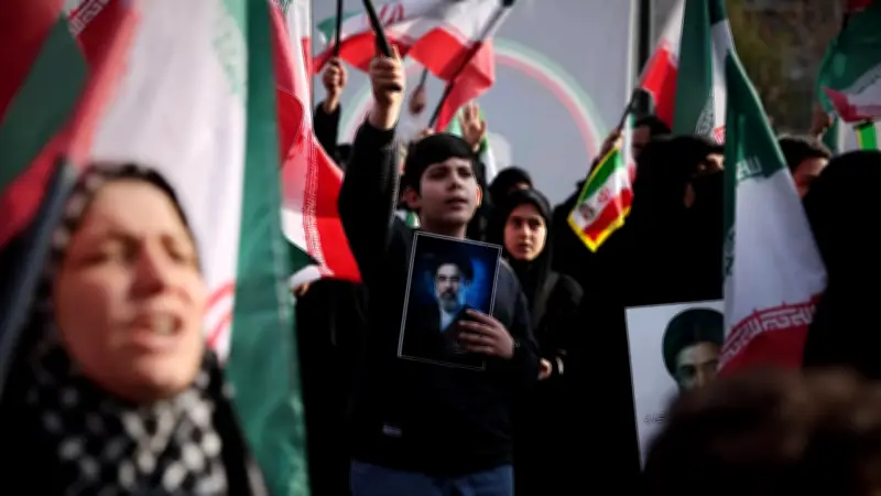 Iran setzt Jugend als menschliche Schutzschilde ein: Kraftwerke sollen durch Menschenketten geschützt werden