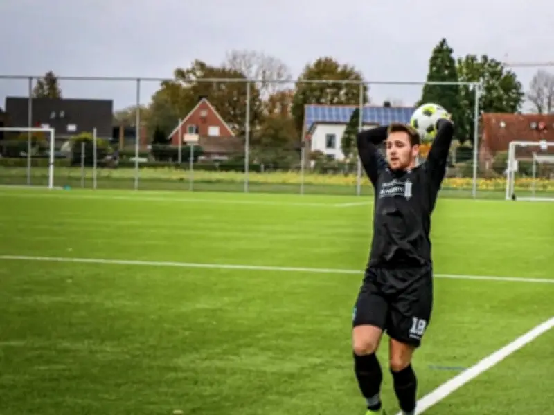 Jan Sindern: Trans-Fußballer spielt weiter im Frauenteam – „Das Team steht hinter mir“