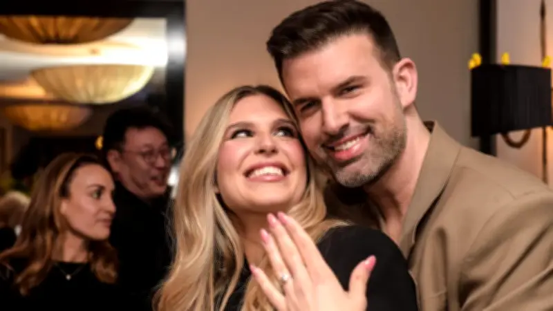 Jay Khan macht Jessie Noe Scheuermann Heiratsantrag nach acht Jahren Beziehung