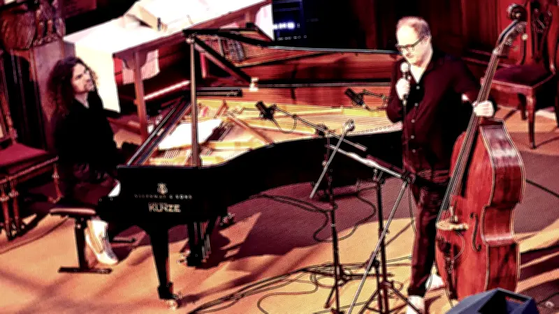 Jazztrio entfacht Stille in Schweriner Schelfkirche vor Sanierung