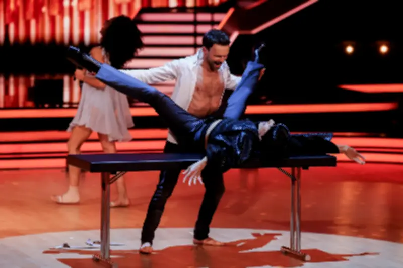 Jorge González sorgt mit spontanem Tisch-Tanz für Ekstase bei Let's Dance