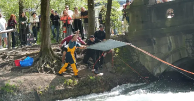 Jubel am Eisbach: Erfolgreicher Test bringt legendäre Surferwelle zurück