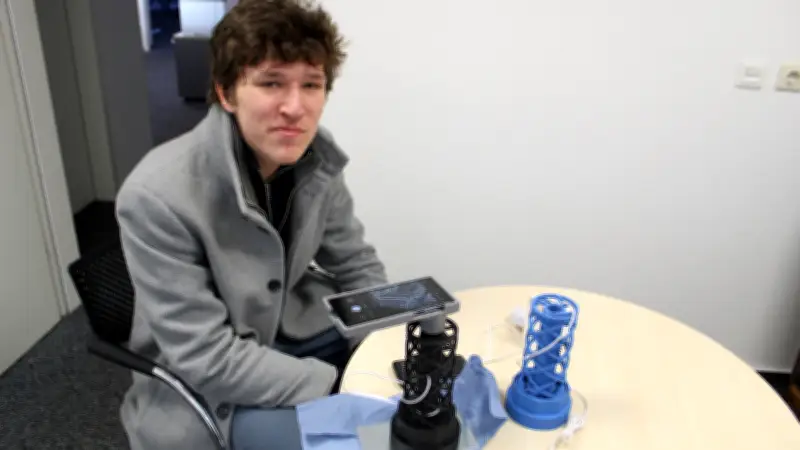 Jugendlicher aus Wittenberge entwickelt Metall-Analyse-Mikroskop für Bundeswettbewerb