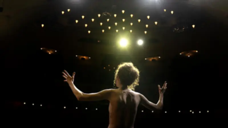 Julia Riedler brilliert als Fräulein Else in den Münchner Kammerspielen