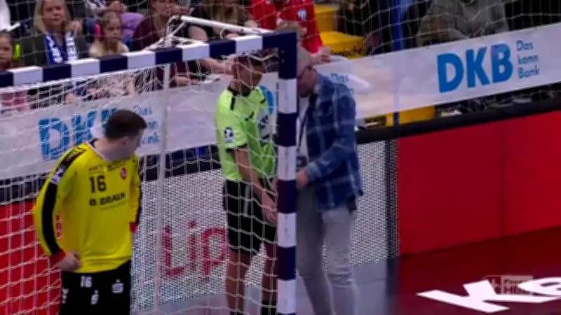 Kabelbinder rettet Handballspiel: Loch im Tornetz verzögert Anwurf in Lemgo