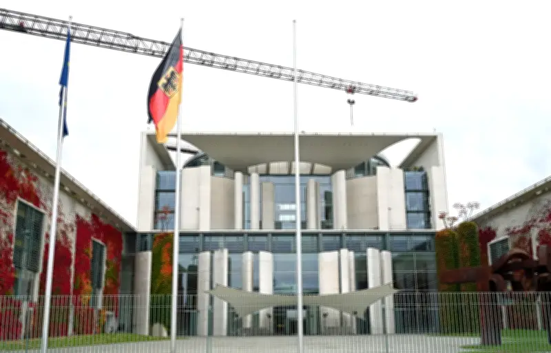 Kanzleramt mit roter Farbe beschmiert: 76-Jähriger und Begleiter festgenommen