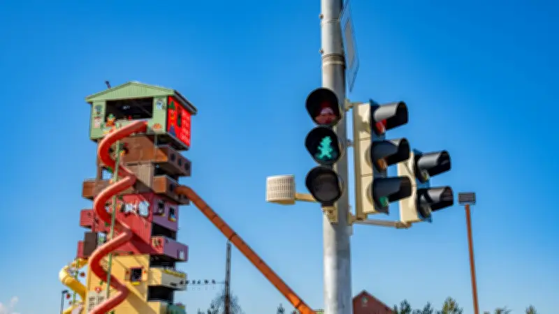 Karlchen-Ampel in Rostock: Ein Jahr Wartezeit für grünes Licht am Erlebnisdorf