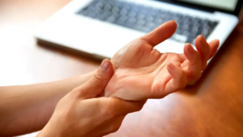 Karpaltunnel-Syndrom: Neue Mini-OP ohne Schnitt revolutioniert Behandlung