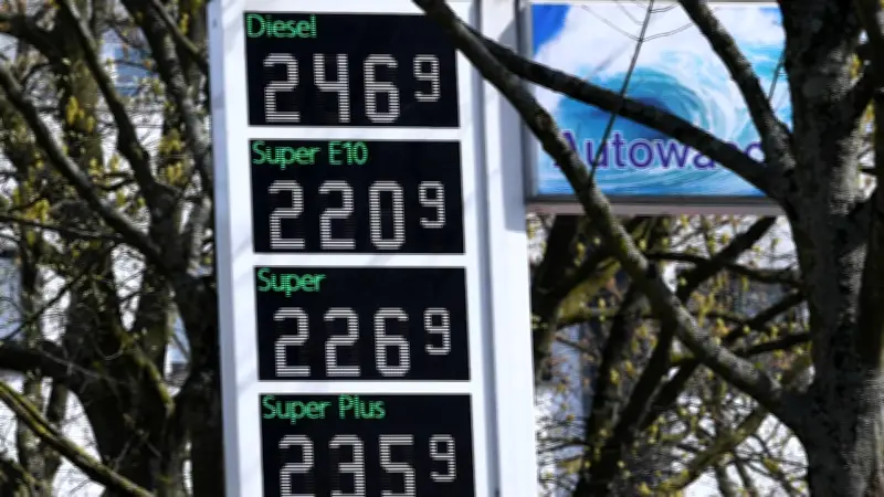 Kartellamt jagt Tankstellen: Erste Verstöße gegen 12-Uhr-Regel für Spritpreise