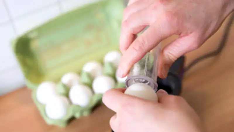 Küchen-Mythen entlarvt: Warum Sie Eier nicht anpieksen oder abschrecken sollten