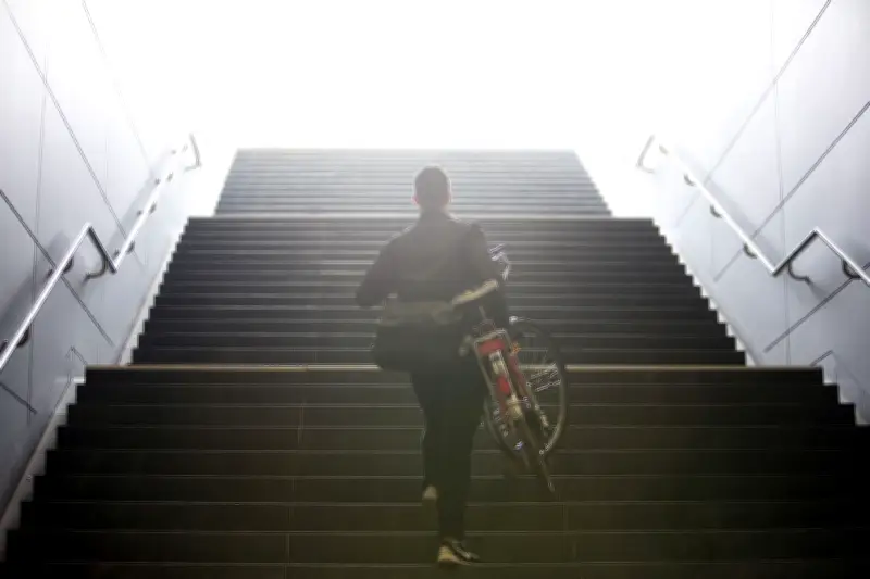 Kettenöl-Flecken auf Kleidung entfernen: Tipps vom Reinigungsexperten