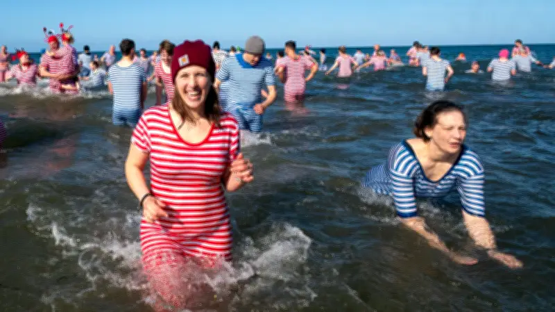 Kühlungsborn: Über 400 Mutige beim verspäteten Oster-Anbaden in der Ostsee