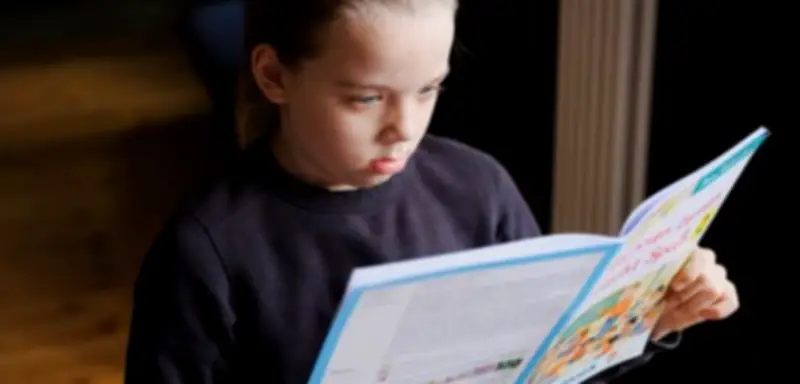 KI-generierte Schulhefte: Fehlerhafte Aufgaben und verstörende Bilder