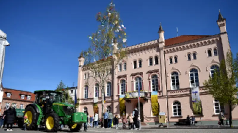 Kita-Kinder schmücken Maibaum in Sternberg zum 1. Mai