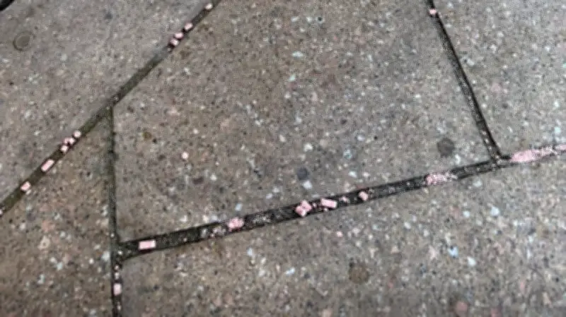 Kleinkind (1) schluckt Rattengift vor Einkaufszentrum in Monheim