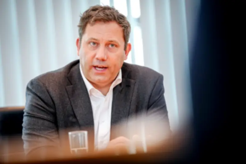 Klingbeil drängt auf rasche Steuersenkungen für Autofahrer trotz geopolitischer Spannungen