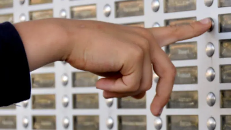 Klingelstreich eskaliert: 63-Jähriger wirft Kind zu Boden und droht mit Messer