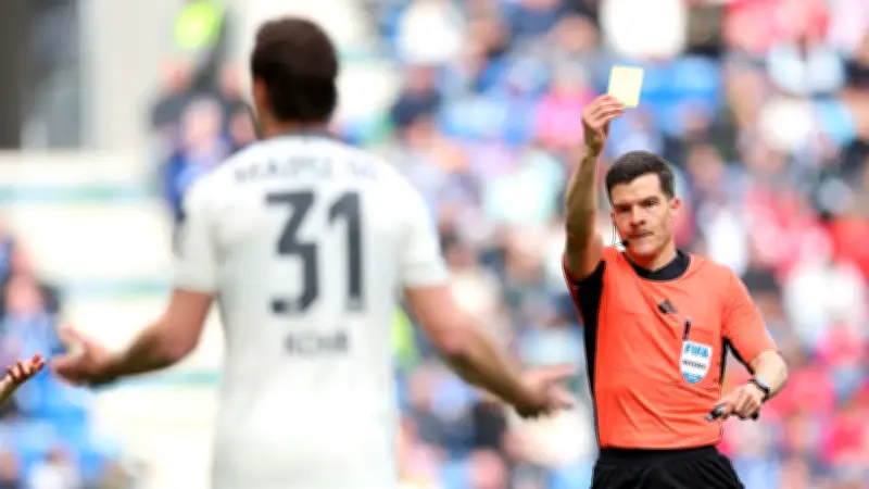 Kohr gegen Coufal: Mainz-Rüpel fällt Einwerfer um - Bundesliga-Eklat