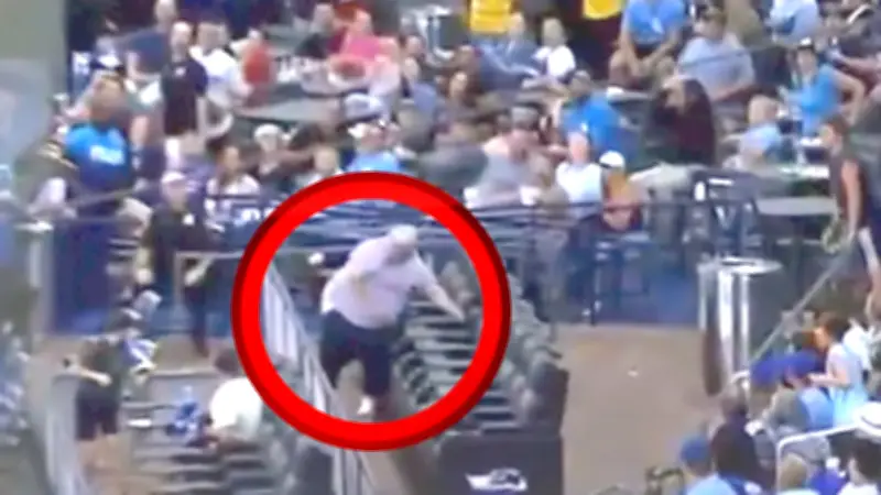 Kommentator verstummt: Baseball-Fan verliert Hose beim Versuch, Ball zu fangen