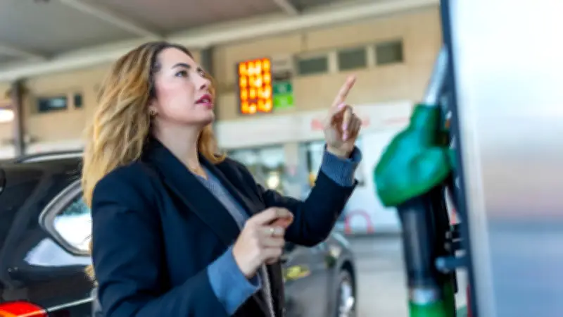 Ökonom warnt vor unruhiger Woche: Spritpreise schießen nach 12 Uhr um bis zu 11 Cent hoch