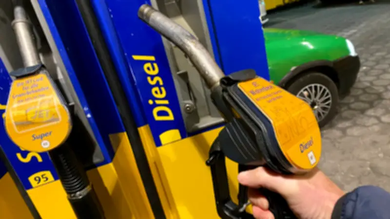 Ökonomen kritisieren 12-Uhr-Regel scharf: Spritpreise steigen trotz Ölpreisrückgang