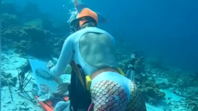 Kreativität im Tauchgang: Malerin arbeitet unter Wasser