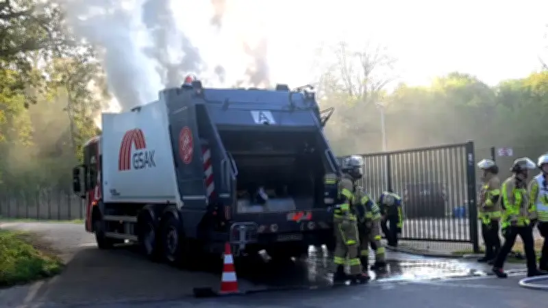 Krefelder Feuerwehr im Kraftakt: Sperrmüll-LKW in Sackgasse steht in Flammen