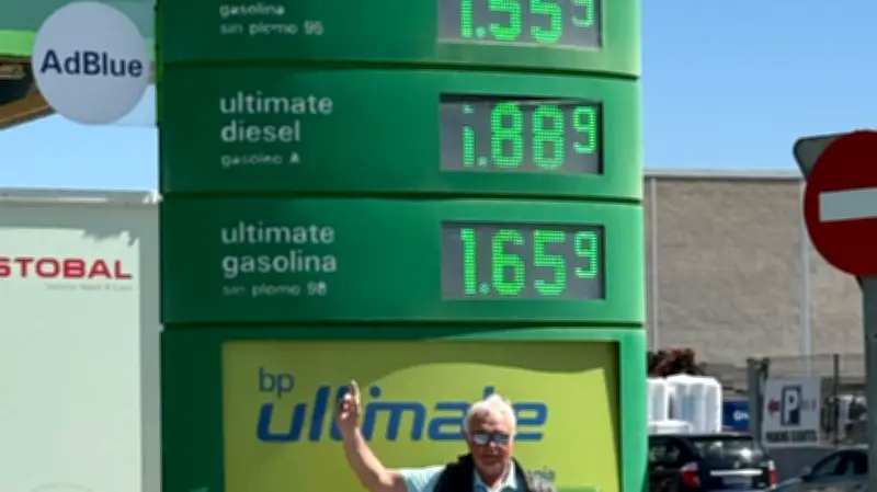 Kubicki tankt auf Mallorca für 1,55 Euro und kritisiert Klingbeils Steuerpläne