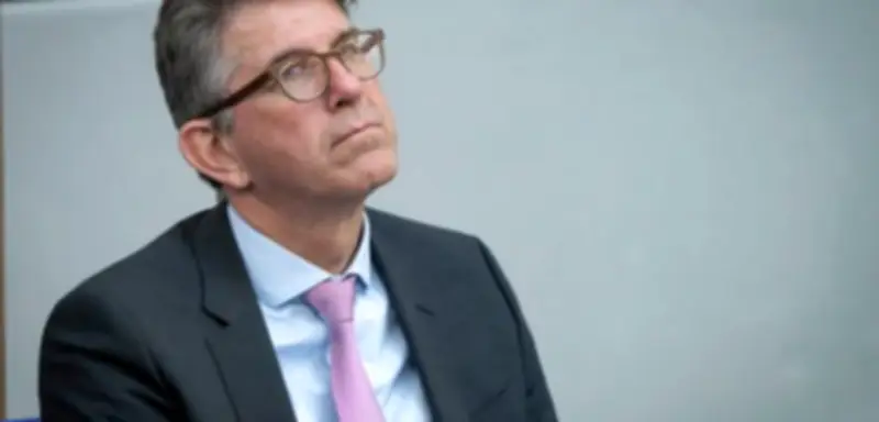 Kunstfonds-Jury wirft Weimer Einschüchterung vor: Namenslisten-Abfrage erschüttert Kulturförderung