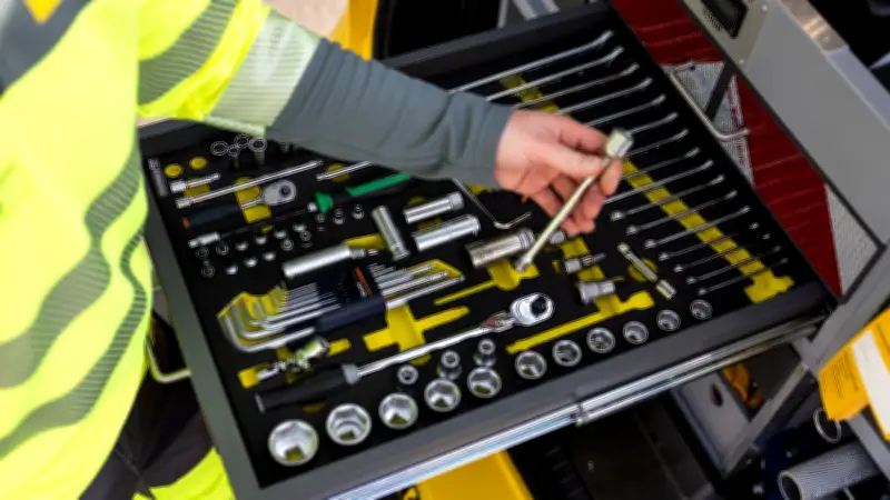 Kurioser Unfall bei Neubrandenburg: Fahrer versteht 'abschleppen' falsch und fährt mit Wrack weiter