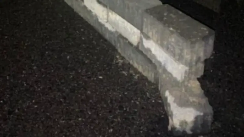 Kurioser Vorfall in Niedersachsen: Unbekannte errichten Mauer auf Lindhorster Straße