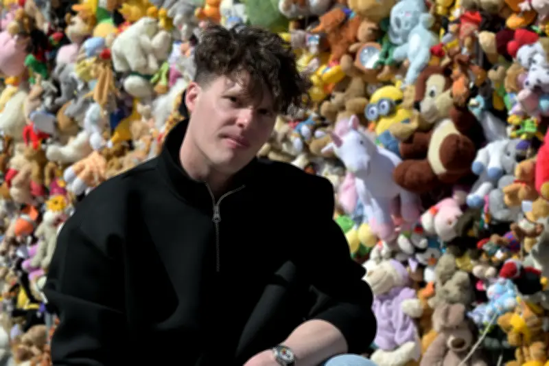 Kuscheltier-Aktion im Potsdamer Landtag: Künstler setzt Zeichen für Kinderschutz