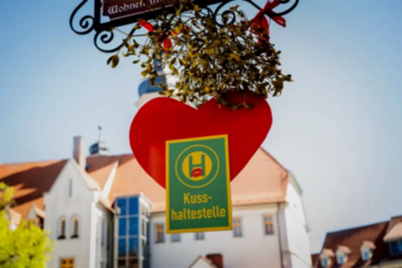 Kusshaltestelle in Eisenberg: Frühlingsgefühle auf dem Marktplatz